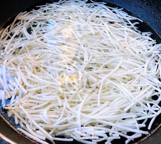 绿豆芽韭菜胡萝卜炒肉丝步骤2 绿豆芽韭菜胡萝卜炒肉丝步骤2