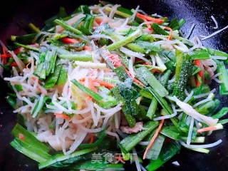 绿豆芽韭菜胡萝卜炒肉丝步骤9 绿豆芽韭菜胡萝卜炒肉丝步骤9