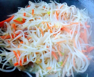 绿豆芽韭菜胡萝卜炒肉丝步骤7 绿豆芽韭菜胡萝卜炒肉丝步骤7