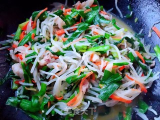 绿豆芽韭菜胡萝卜炒肉丝步骤10 绿豆芽韭菜胡萝卜炒肉丝步骤10