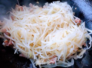 绿豆芽韭菜胡萝卜炒肉丝步骤6 绿豆芽韭菜胡萝卜炒肉丝步骤6