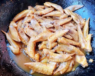 蒜香鸡翅尖步骤9
