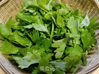 芹菜叶蒸胡萝卜步骤2 芹菜叶蒸胡萝卜步骤2
