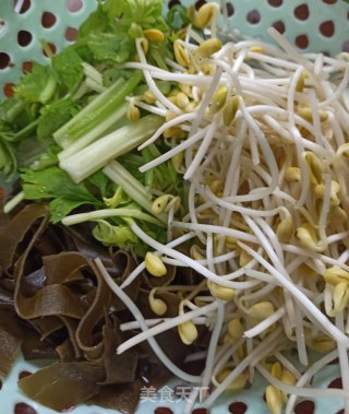 海带豆芽香芹炒肉丝步骤1