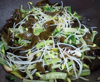 海带豆芽香芹炒肉丝步骤6