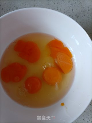 灯笼椒虾皮煎鸡蛋步骤2