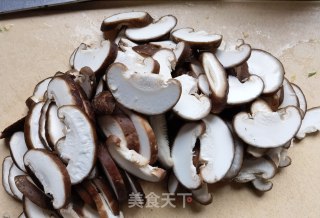 胡萝卜青椒炒香菇步骤2