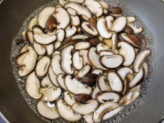 胡萝卜青椒炒香菇步骤6