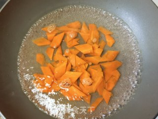 胡萝卜青椒炒香菇步骤5