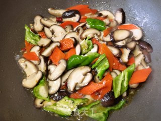 胡萝卜青椒炒香菇步骤11