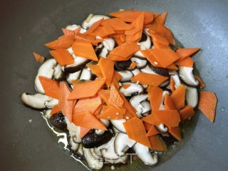 胡萝卜青椒炒香菇步骤8
