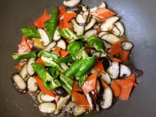 胡萝卜青椒炒香菇步骤9
