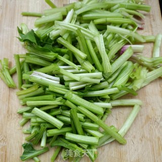 腊肉炒菠菜杆步骤2