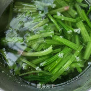 腊肉炒菠菜杆步骤5