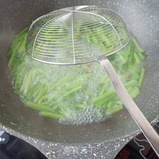 腊肉炒菠菜杆步骤4