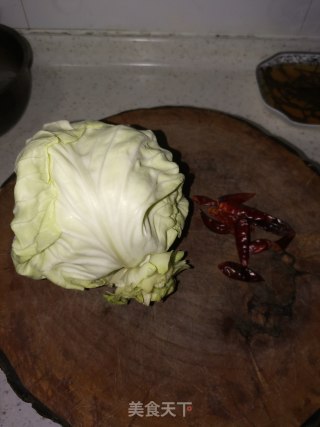 炝圆白菜步骤1