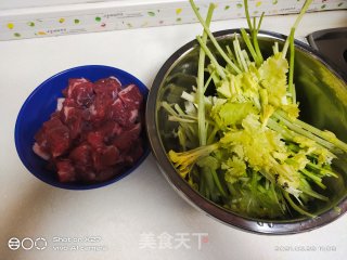 芹菜烧牛腩步骤1 芹菜烧牛腩步骤1
