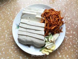 虫草花炖豆腐步骤1
