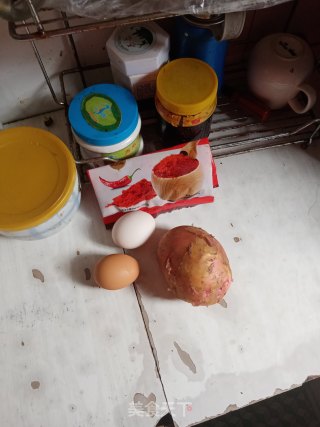 青椒红椒糖醋土豆丝炒鸡蛋步骤1