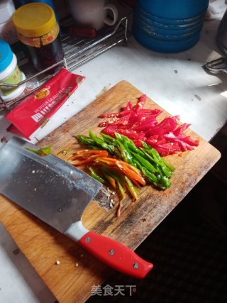 青椒红椒糖醋土豆丝炒鸡蛋步骤5