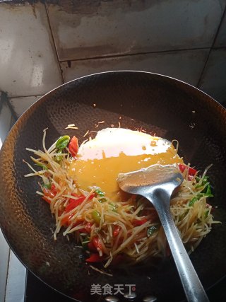 青椒红椒糖醋土豆丝炒鸡蛋步骤11