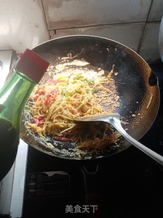 青椒红椒糖醋土豆丝炒鸡蛋步骤12