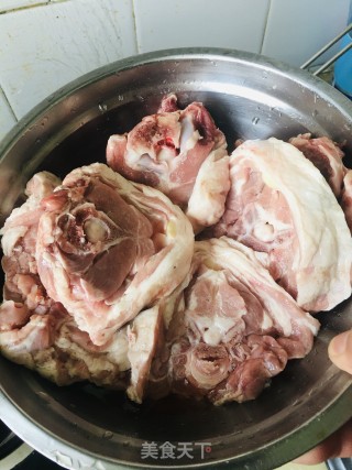 羊脖子烩萝卜步骤1