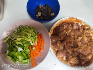 青椒芹菜炒鸡肉步骤3 青椒芹菜炒鸡肉步骤3