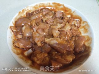 青椒芹菜炒鸡肉步骤2 青椒芹菜炒鸡肉步骤2