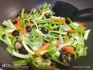 青椒芹菜炒鸡肉步骤6 青椒芹菜炒鸡肉步骤6