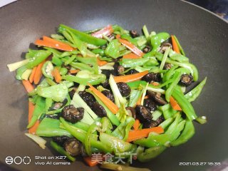 青椒芹菜炒鸡肉步骤7 青椒芹菜炒鸡肉步骤7