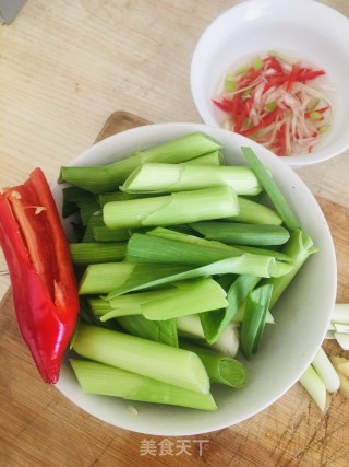 青蒜炒腊猪脸步骤2