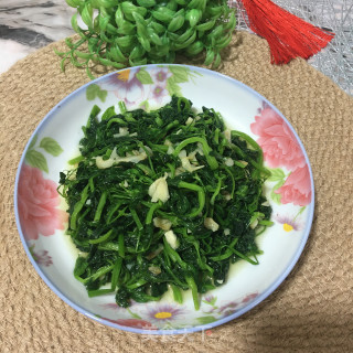 蒜蓉炒豌豆苗步骤6