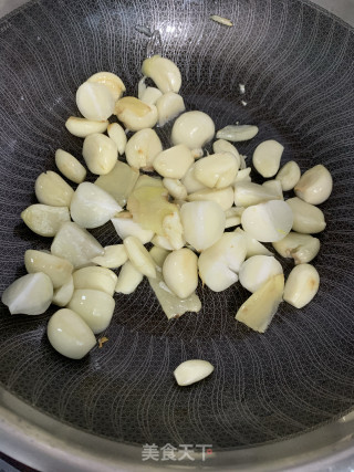 蒜头焖鸡步骤2