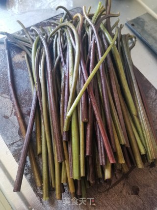 蕨菜干炒麻辣肠步骤1
