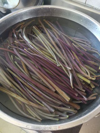 蕨菜干炒麻辣肠步骤3