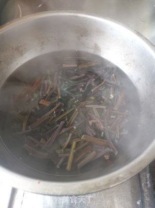 蕨菜干炒麻辣肠步骤6