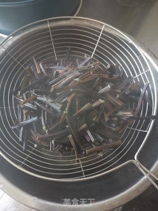 蕨菜干炒麻辣肠步骤7