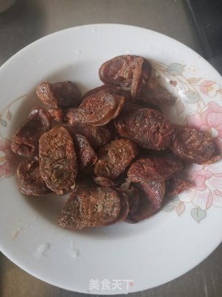 蕨菜干炒麻辣肠步骤9
