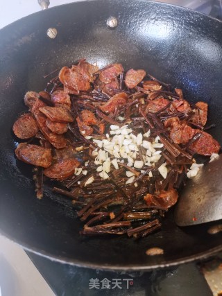 蕨菜干炒麻辣肠步骤12