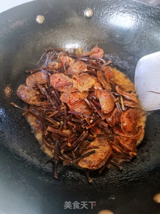 蕨菜干炒麻辣肠步骤11