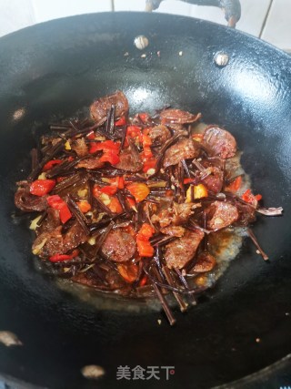 蕨菜干炒麻辣肠步骤15