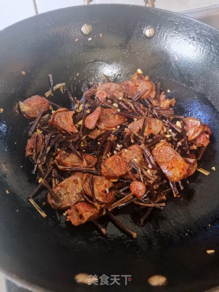 蕨菜干炒麻辣肠步骤13
