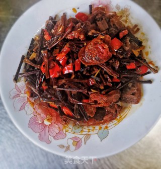 蕨菜干炒麻辣肠步骤16