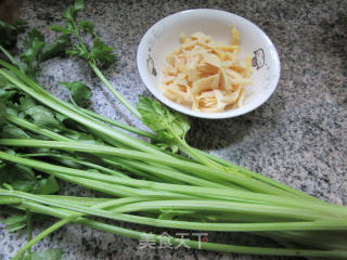 笋丝炒芹菜步骤1 笋丝炒芹菜步骤1