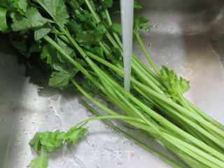 笋丝炒芹菜步骤2 笋丝炒芹菜步骤2