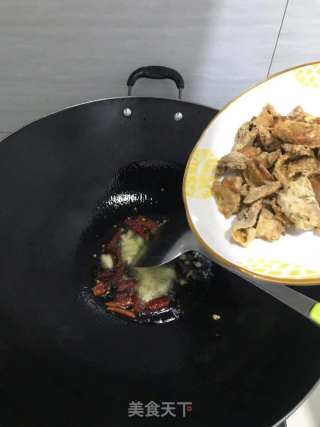 油炸子炒白菜步骤2