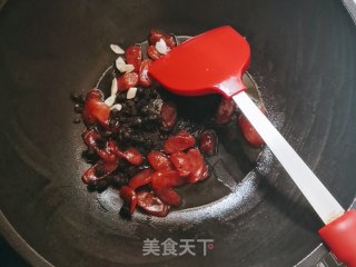 腊肠手撕包菜步骤5