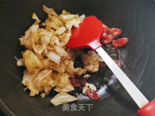 腊肠手撕包菜步骤6