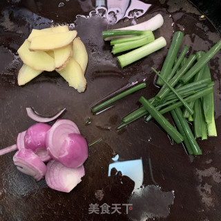 黄豆酱焖多宝鱼步骤2